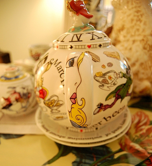 Alice in Wonderland Tea Pot
