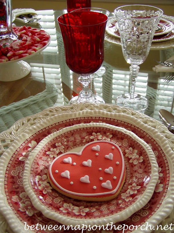 https://betweennapsontheporch.net/wp-content/uploads/2011/02/Valentine-Day-Table-Setting-Tablescape_wm.jpg