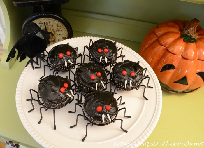 Halloween Tablescape with Spider Cupcakes, Clock Plates & a Witch's Hat Centerpiece 