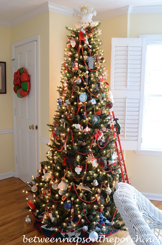 https://betweennapsontheporch.net/wp-content/uploads/2012/12/Christmas-Tree-for-the-Kitchen-.jpg