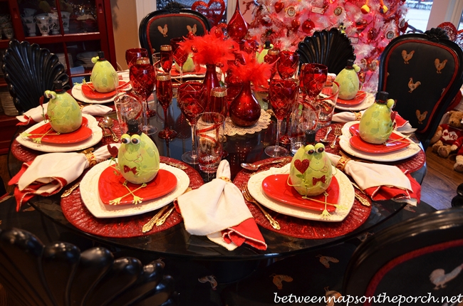 https://betweennapsontheporch.net/wp-content/uploads/2013/01/Valentines-Day-Table-Setting-Tablescape-2.jpg