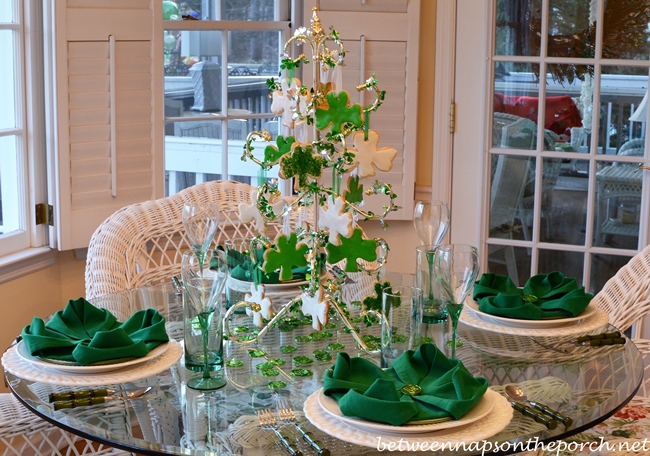 St. Patrick's Day Table Setting dengan Shamrock Cookie Tree Centerpiece