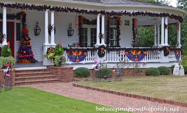 Halloween Decoration for the Exterior of Home_wm