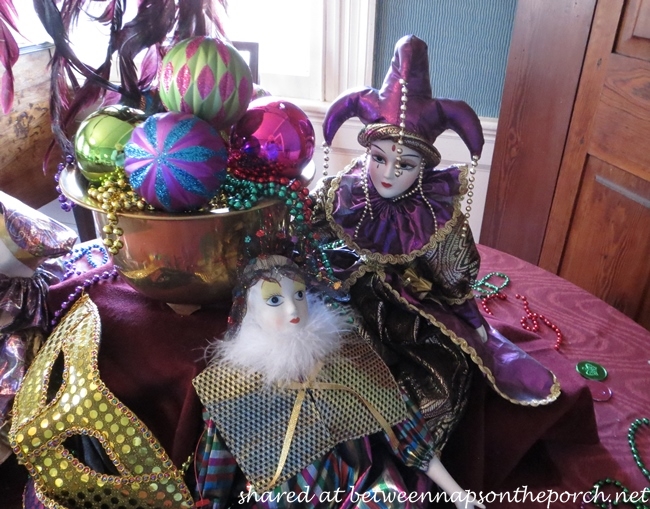 Mardi Gras Table Setting with Mardi Gras Mask Plates