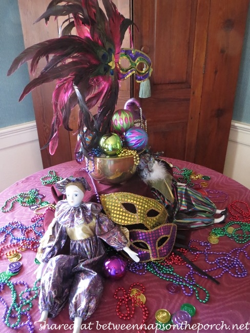 Mardi Gras Table Setting with Mardi Gras Mask Plates