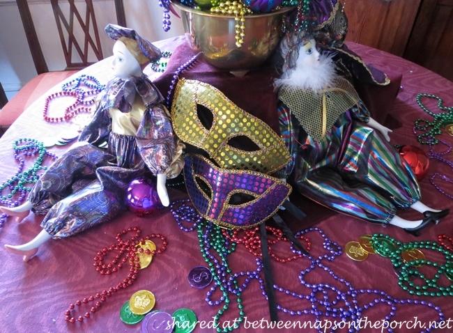 Mardi Gras Table Setting with Mardi Gras Mask Plates