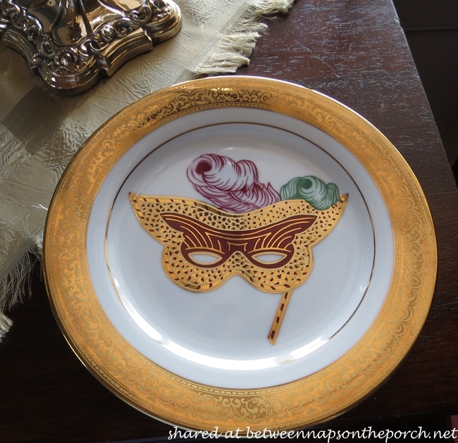 Mardi Gras Table Setting with Mardi Gras Mask Plates