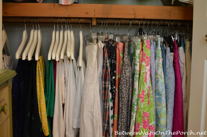 https://betweennapsontheporch.net/wp-content/uploads/2014/08/Closet-Makeover-With-New-IKEA-Bumerang-Hangers.jpg