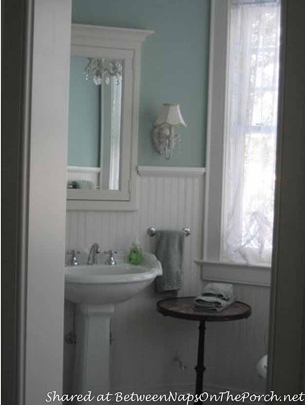 Bath painted blue with white waincotting