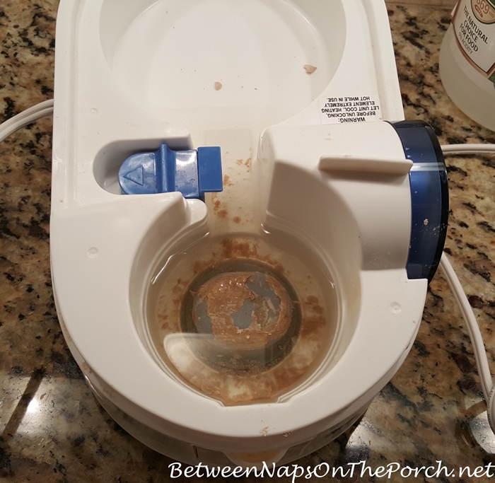 How to Clean the Encrusted Mineral Deposits From Inside a Vicks Humidifier