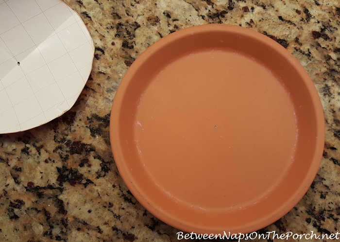 How to find exact center of a clay saucer