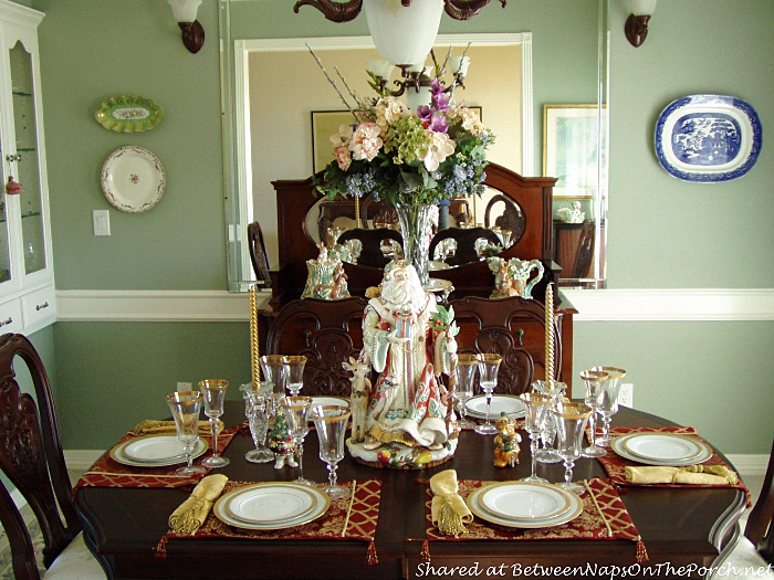 christmas-table-setting-with-fitz-and-floyd-santa-centerpiece