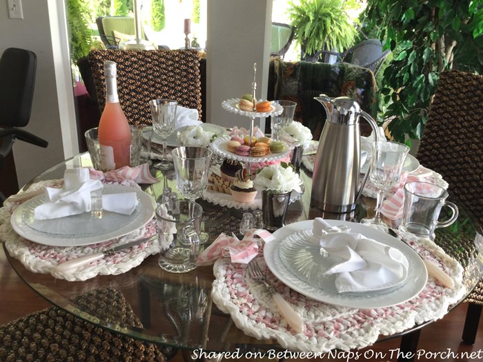 summer-table-with-macaroon-centerpiece