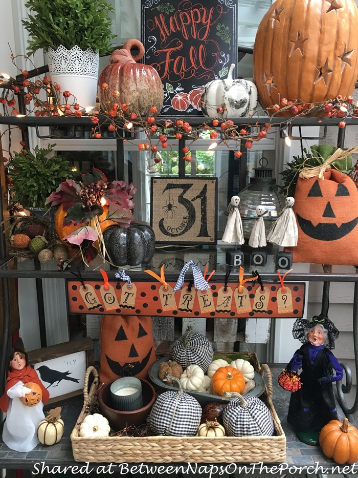 bakers-rack-decorated-for-halloween-and-fall