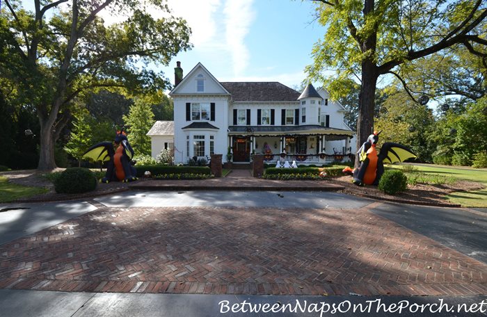 victorian-home-decorated-for-halloween