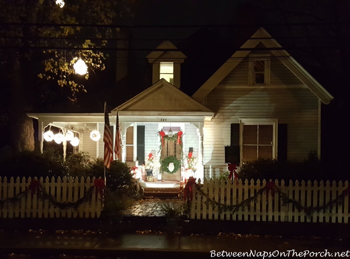 christmas-victorian-cottage-white-picket-fence