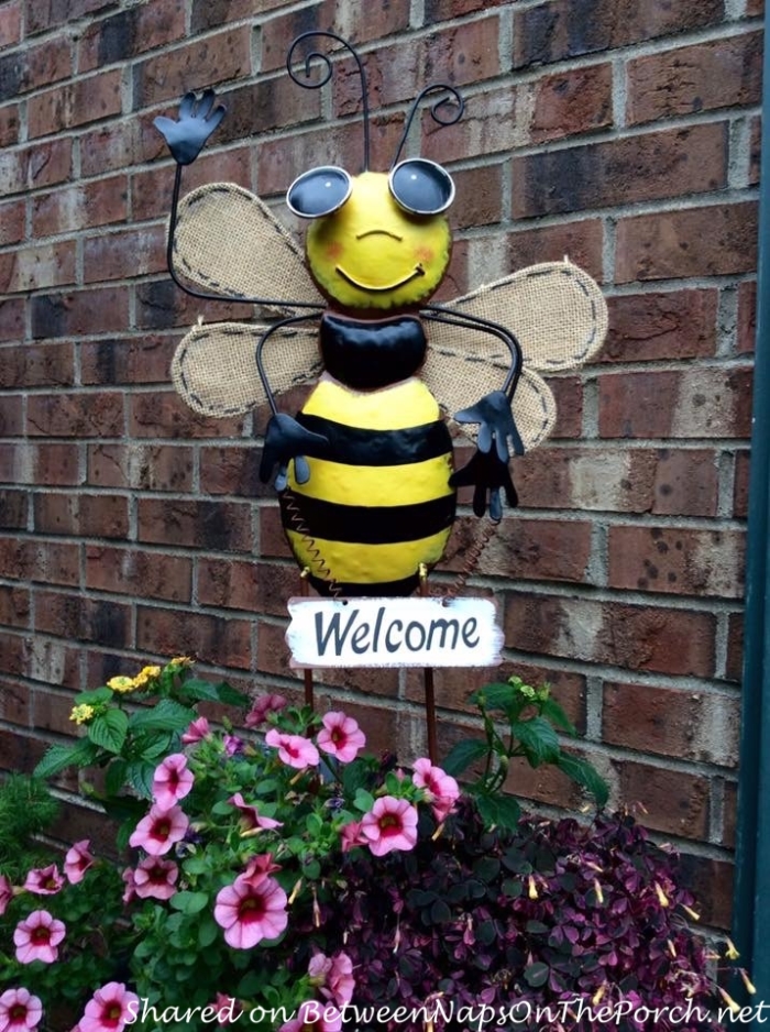 Honey Bee Wreath, Bumble Bee Gifts, Honey Bee Decor, Honey Bee Gifts, Front Door Decor, Metal Yard Art, Bumble Bee Ornament