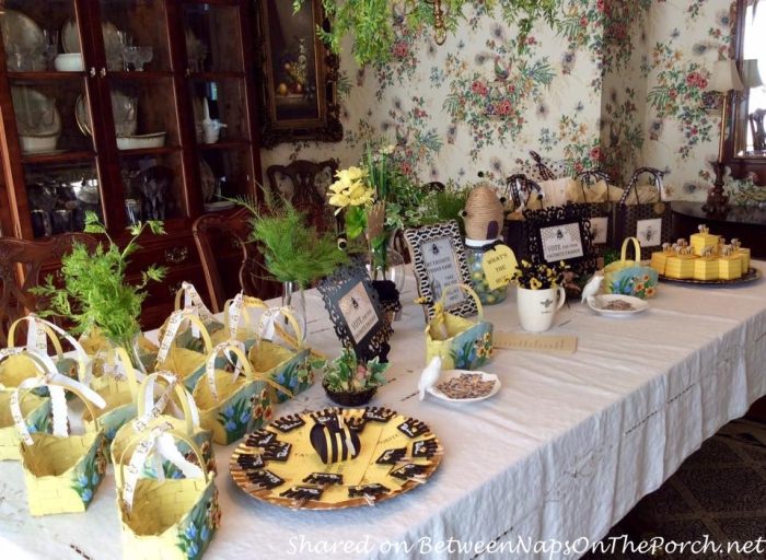 https://betweennapsontheporch.net/wp-content/uploads/2017/06/Bee-Themed-Party-Table.jpg