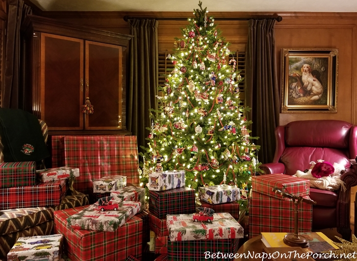 christmas tree with presents