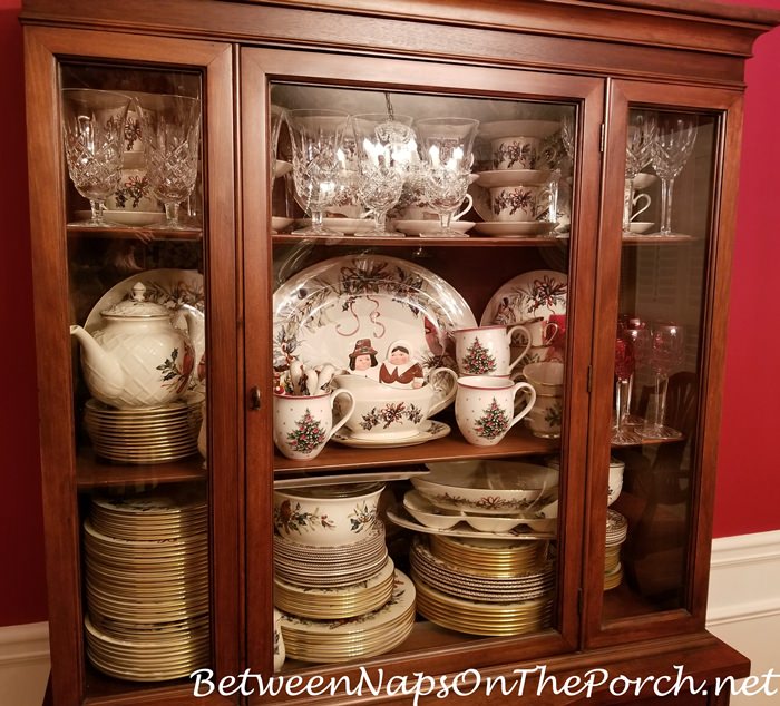 Cabinet for storing online dishes