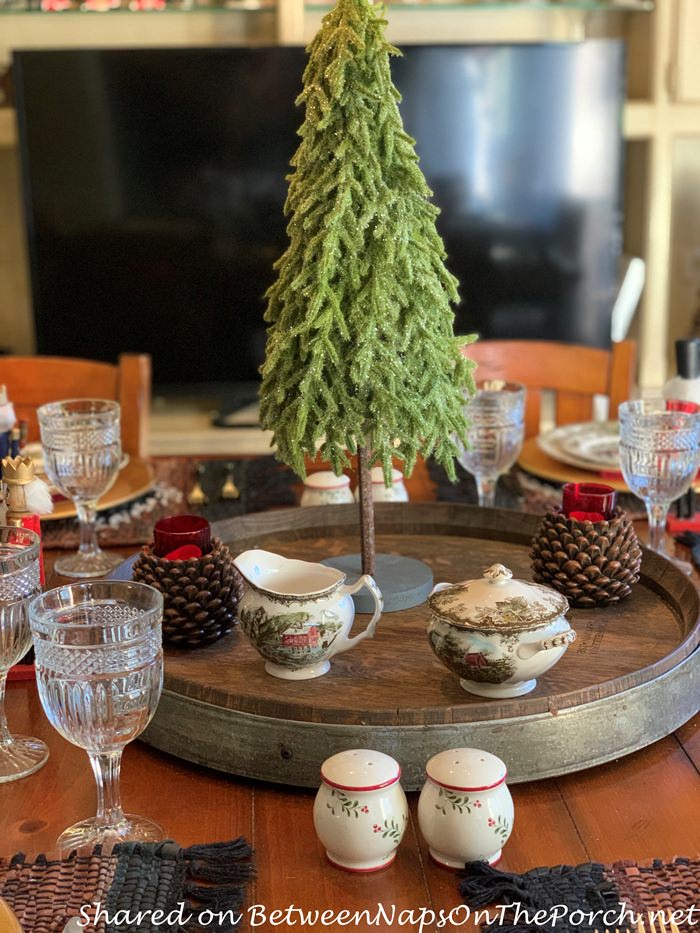 Simple Christmas Centerpiece for a Cozy Christmas Dinner