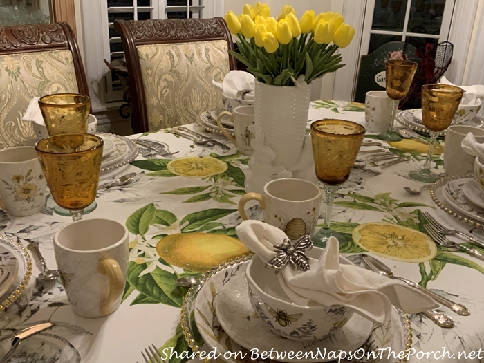 Tulip Kuning dalam Penataan Meja Bertema Lebah, Alat Makan Lebah Manis