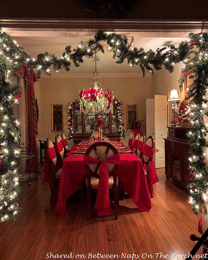 Pengaturan Meja Natal dalam Warna Merah Putih, Cantik