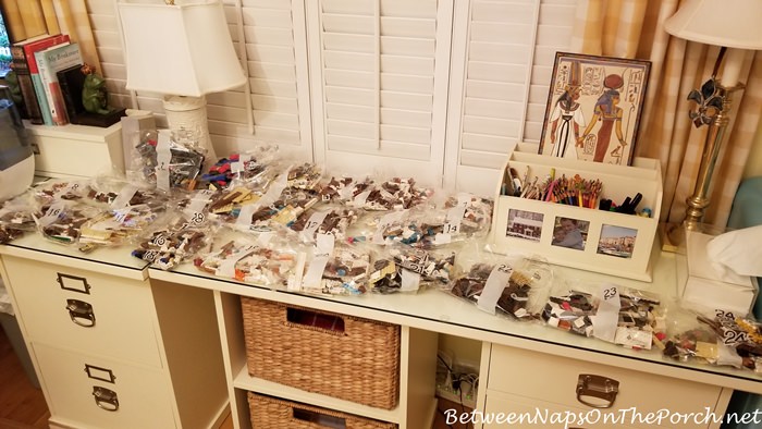 24 Paket dalam set LEGO Rumah Sendiri