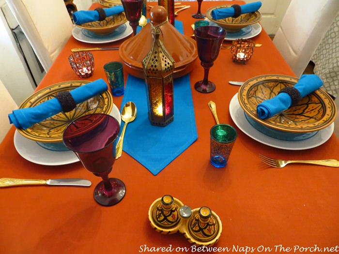 Pengaturan meja bertema Maroko yang penuh warna