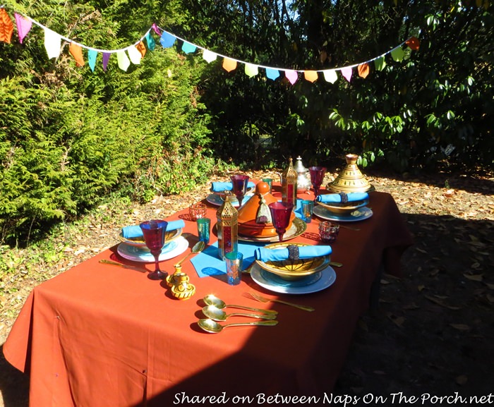 Meja makan di luar dengan dekorasi gaya Maroko