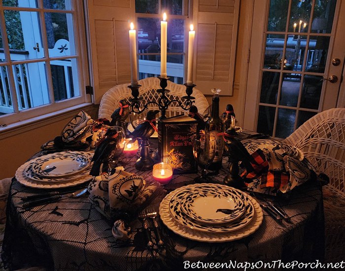 Pengaturan Meja Halloween dengan Cahaya Lilin, Bertema Raven