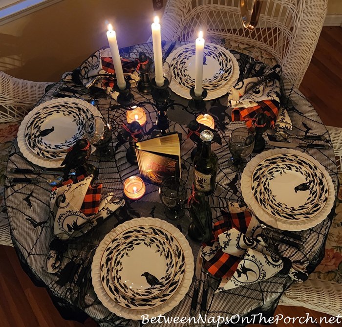 Meja Halloween Menyenangkan dengan Alat Makan Raven, Meja Cahaya Lilin