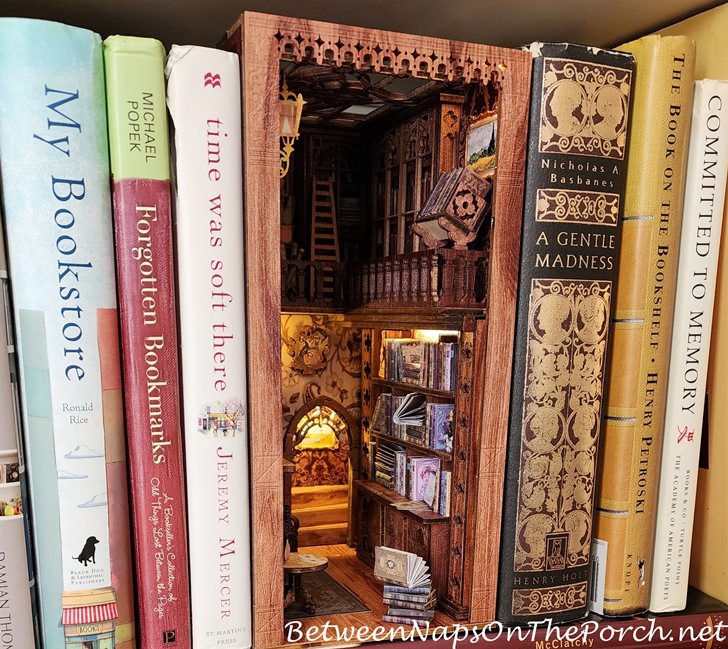 Buku tentang Buku dengan Booknook of a Bookstore