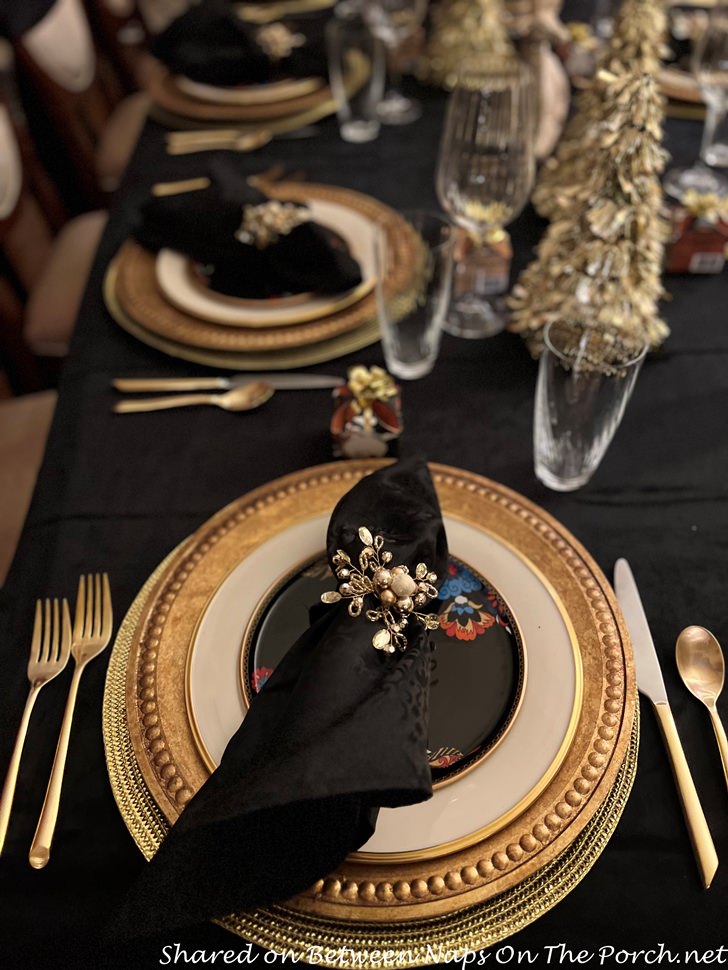 Christmas Table in Black, White, Gold