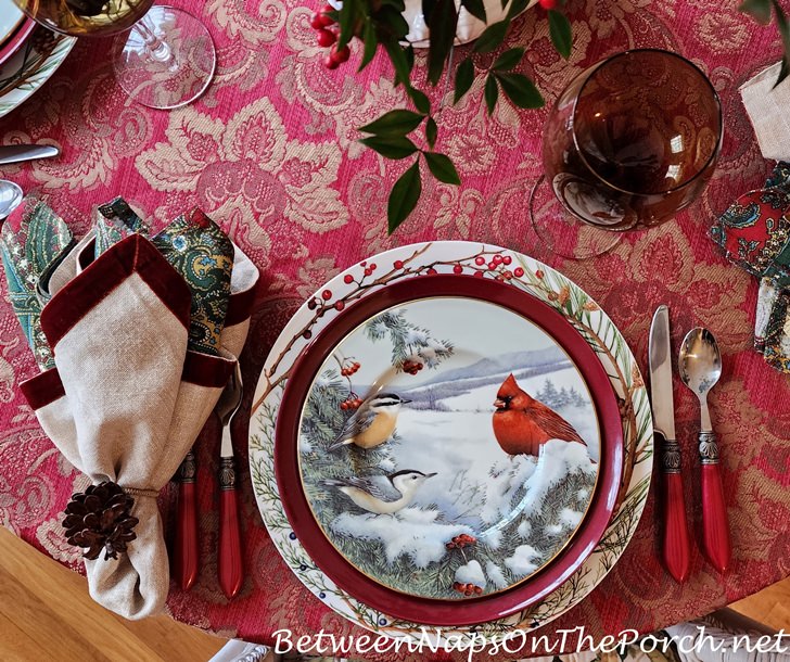 Pengaturan Meja Musim Dingin dengan Lenox Winter Greetings Scenic Plates, Cardinal & Nuthatch