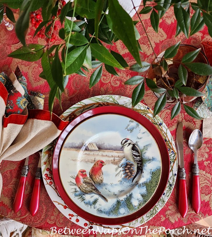 Pengaturan Meja Musim Dingin dengan Lenox Winter Greetings Scenic Plates, Downy Woodpecker & House Finch