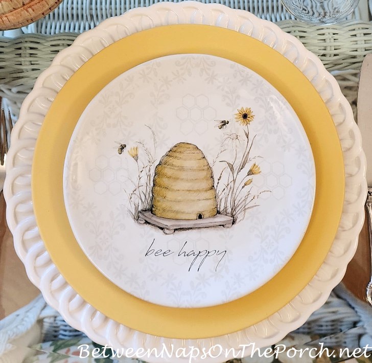 Honey Bee Wavy Paper Salad Plates