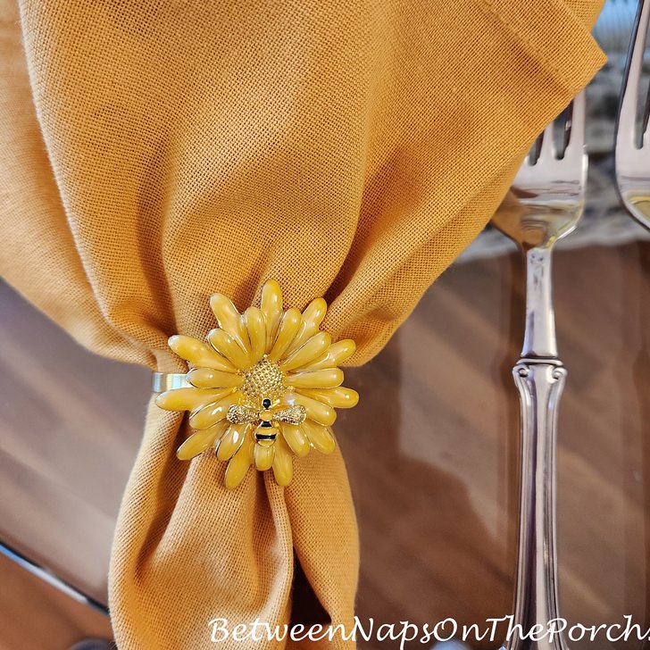 Bee on Yellow Daisy Napkin Rings