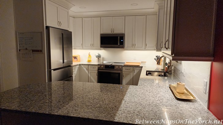 Granit Cantik untuk Dapur Putih dengan Peralatan Bosch
