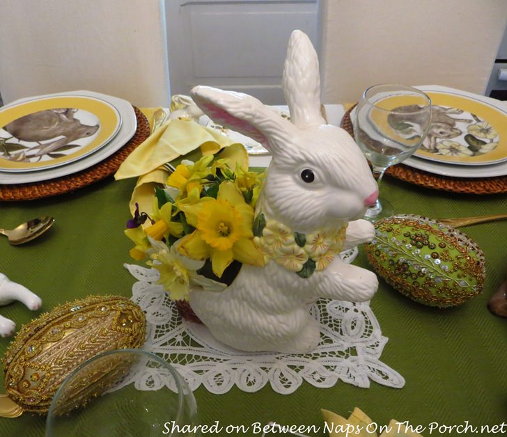 Pusat Kelinci dan Daffodil untuk Pengaturan Meja Paskah Musim Semi