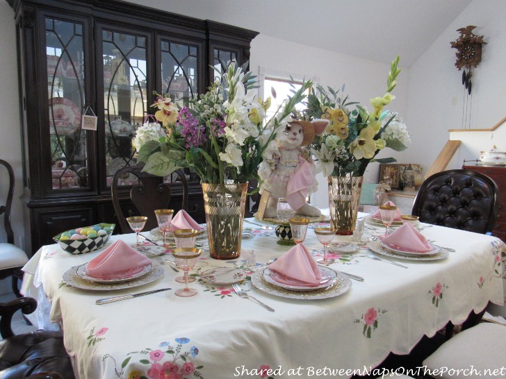 Spring, Easter Table, Beautiful Vintage Tablecloth, Vintage Linens