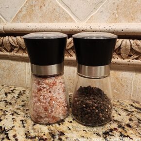 How to adjust the grind size of a salt and pepper shaker