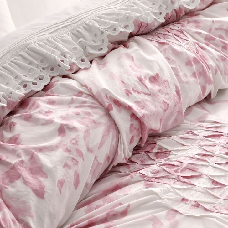 Eyelet sheets in a lace design