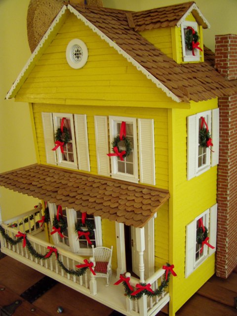 Decorating a Dollhouse for Christmas