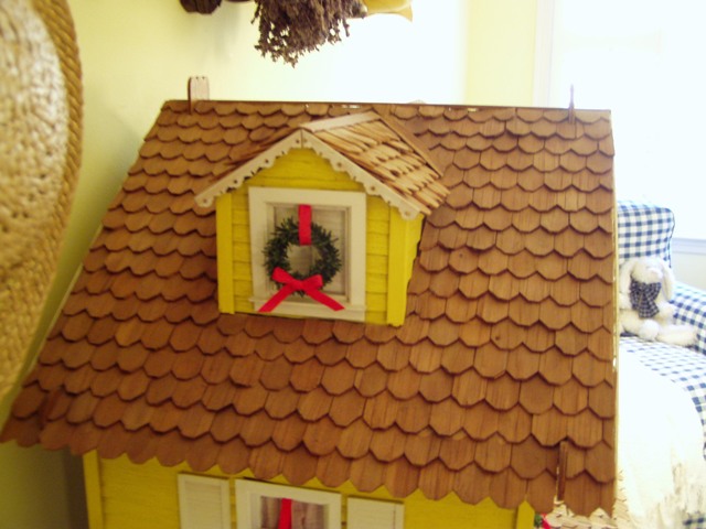 Dollhouse decorated for Christmas