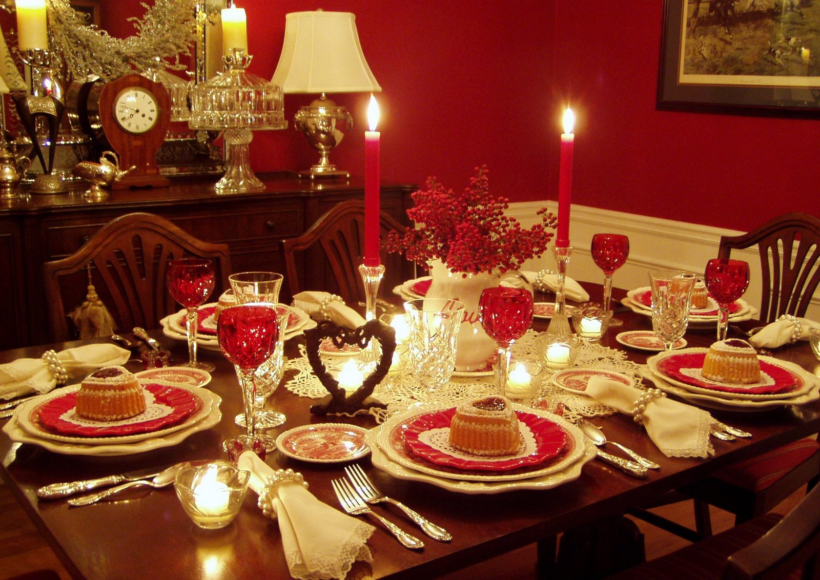 Valentine S Day Table Setting With Yummy Heart Cakes