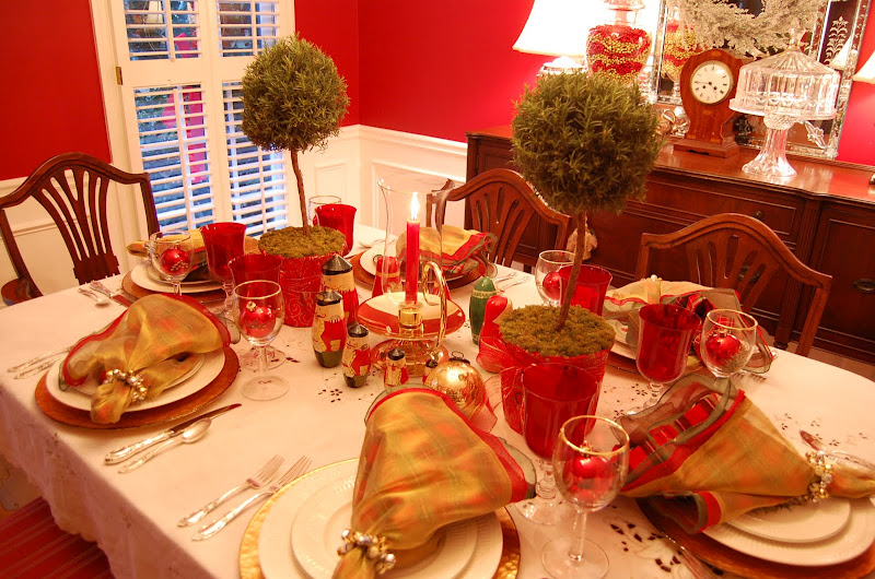 Christmas Table Setting Tablescape with Topiary Centerpiece