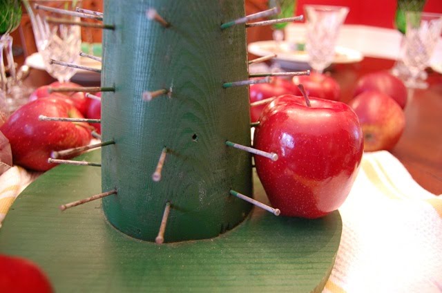 How to make a Colonial Williamsburg Christmas Table Setting with Apple Tree Centerpiece